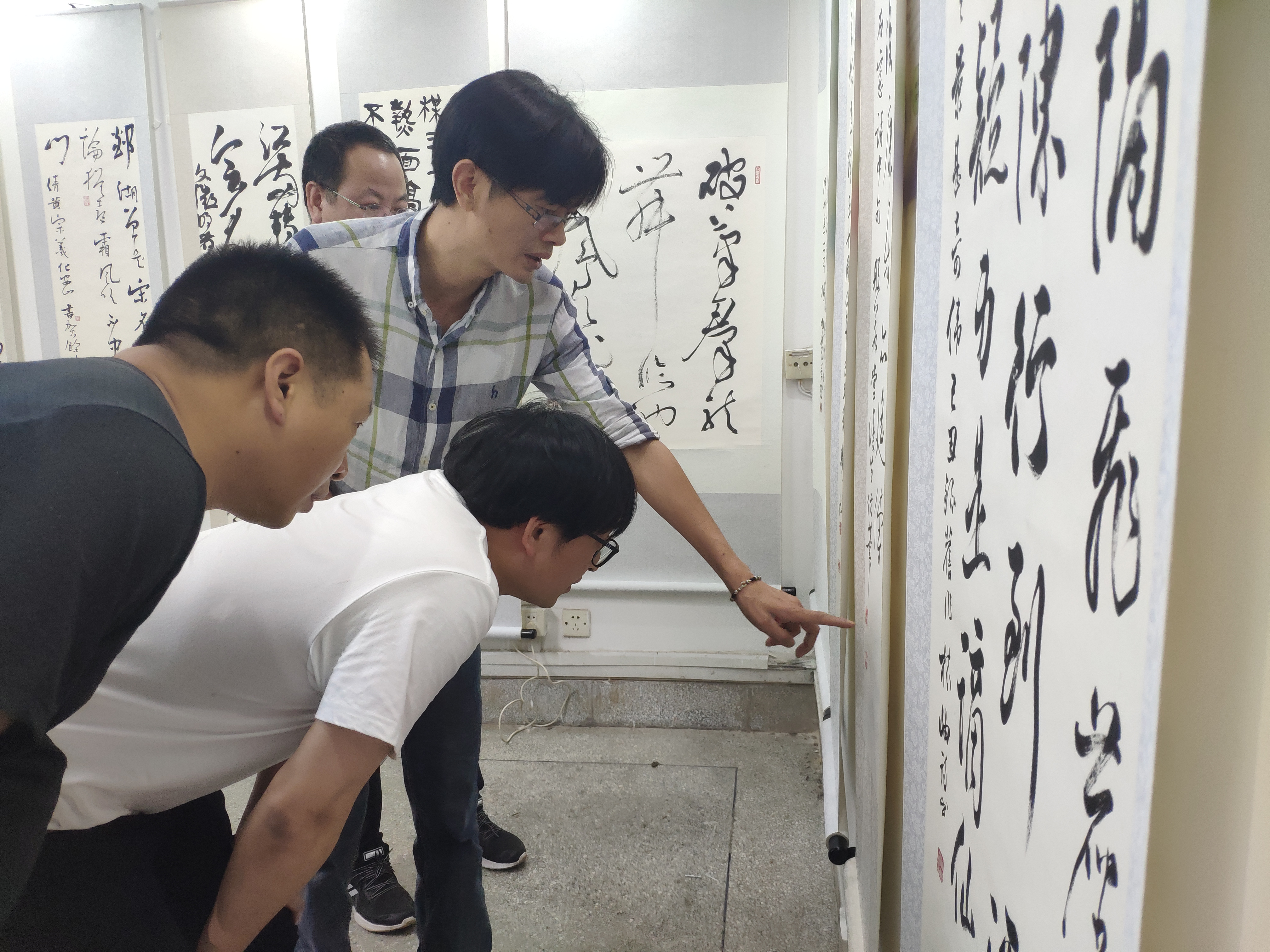 观众欣赏书法.jpg