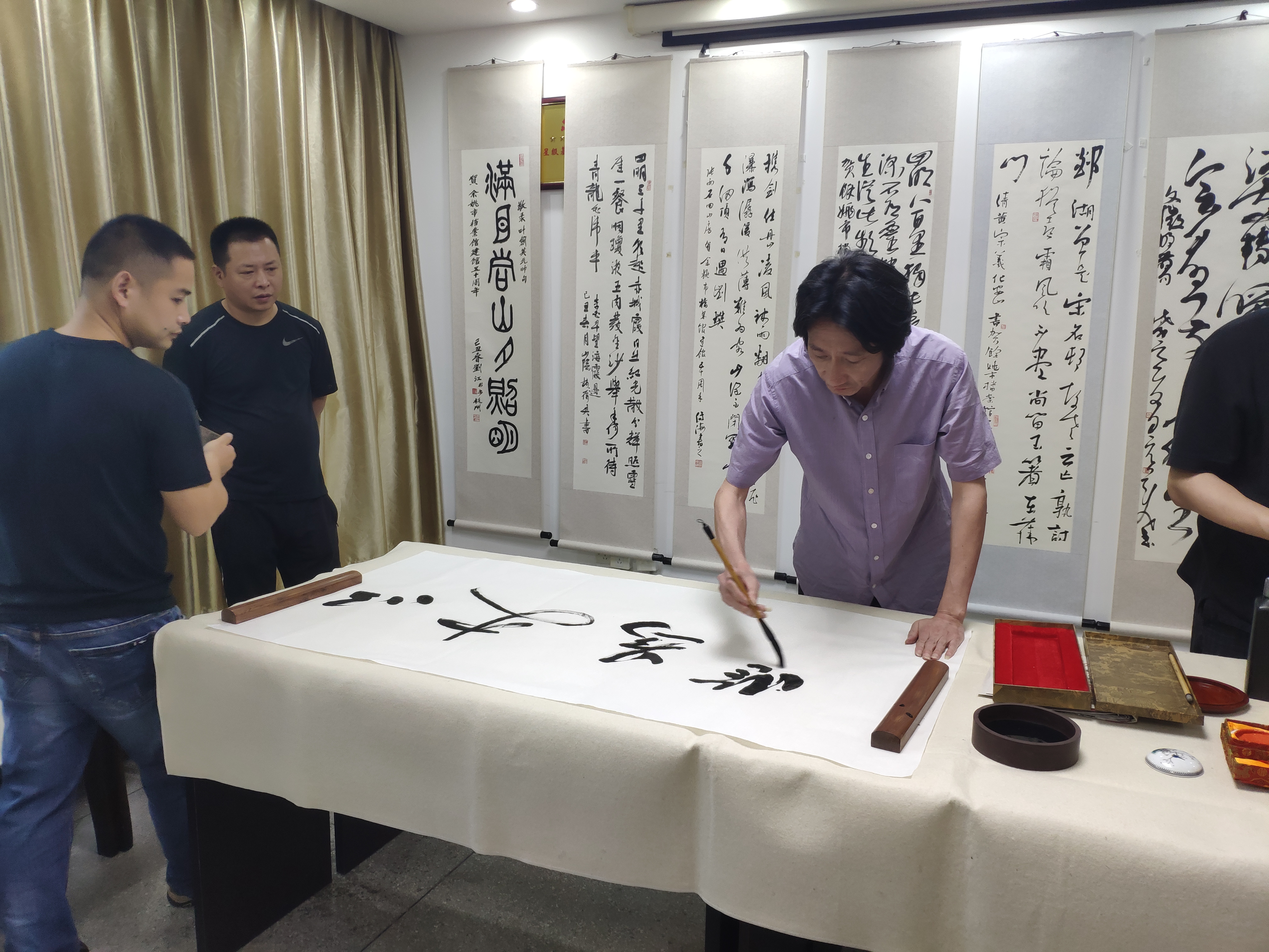 书法家现场挥毫.jpg