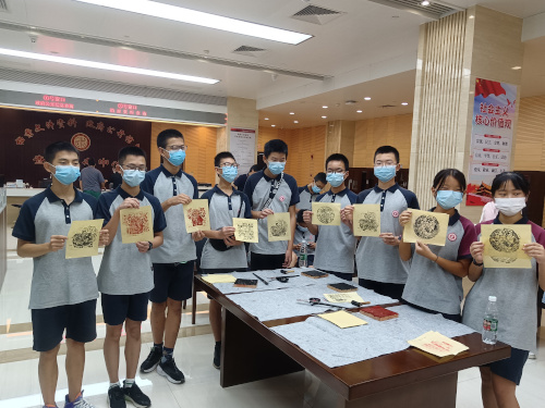 立人中学同学们体验雕版印刷